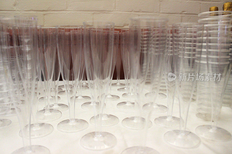 在婚宴上，空的塑料香槟杯/酒杯